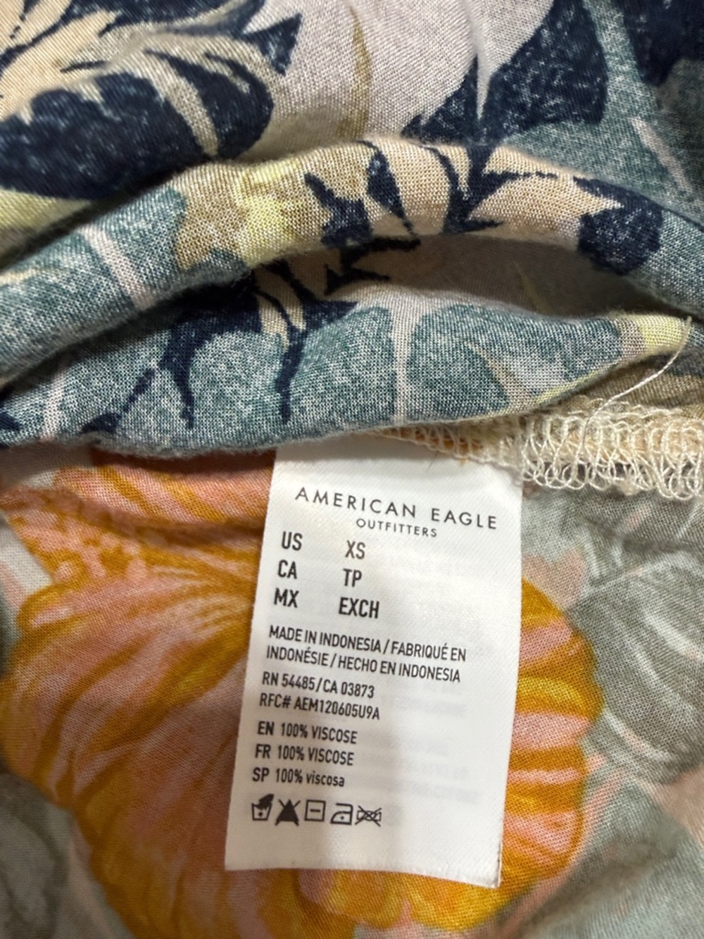 American Eagle Floral Button-Up in Beige, Navy & Teal - Picture 5 of 5